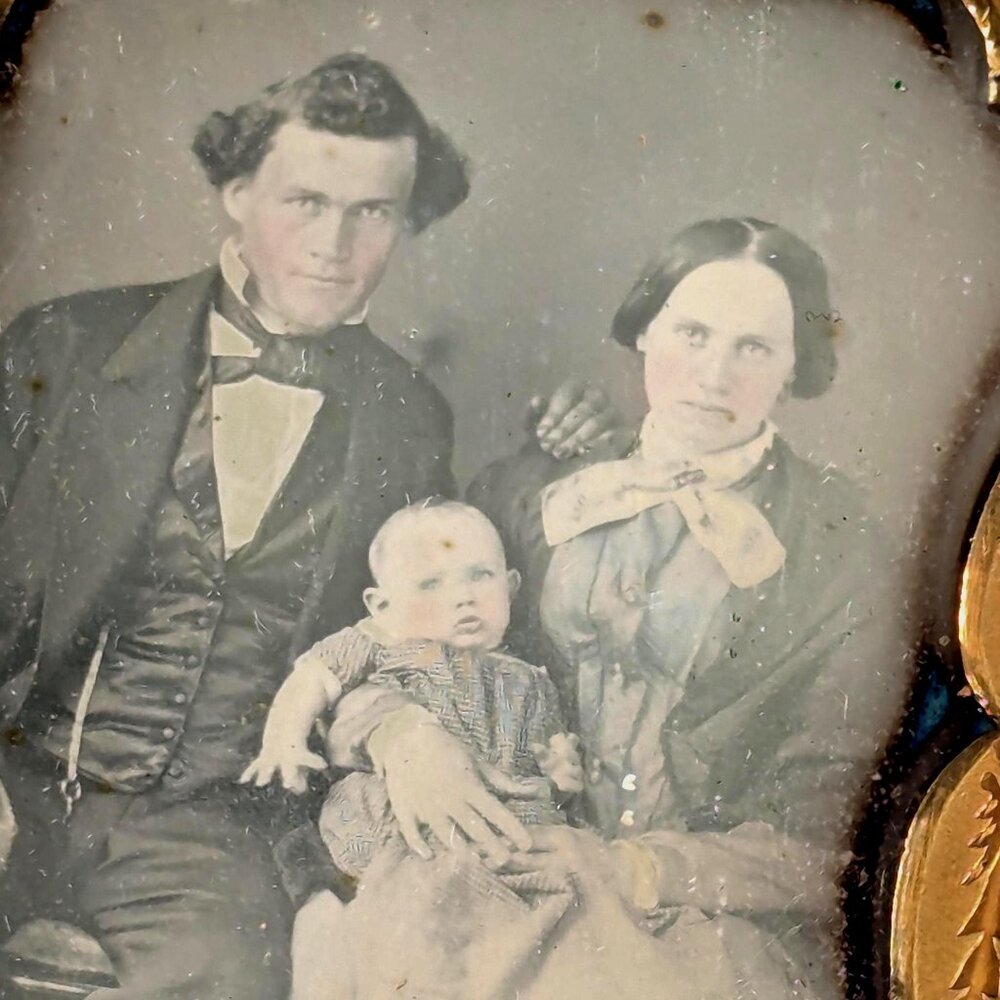 Victorian 1/4 plate tinted daguerreotype photo young family, antique photograph